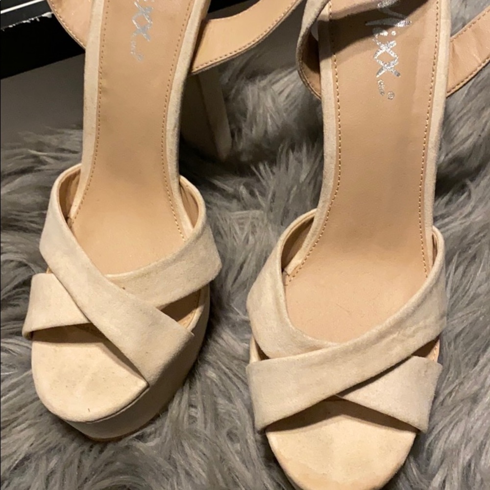 Heels - Picture 4 of 4
